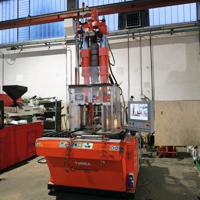 Presse à injecter TURRA verticale ST80 avec table de translation